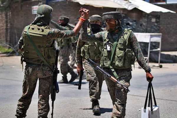 पुलवामा में आतंकवादी हमले में पुलिसकर्मी घायल